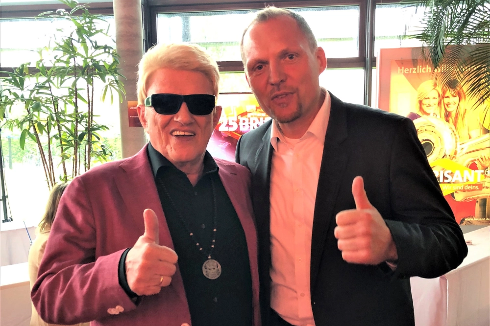 Blaskapelle Thüringen Bühnenauftritt. Große Besetzung mit Bläsern vor Publikum bei einem Konzert oder Volksfest.