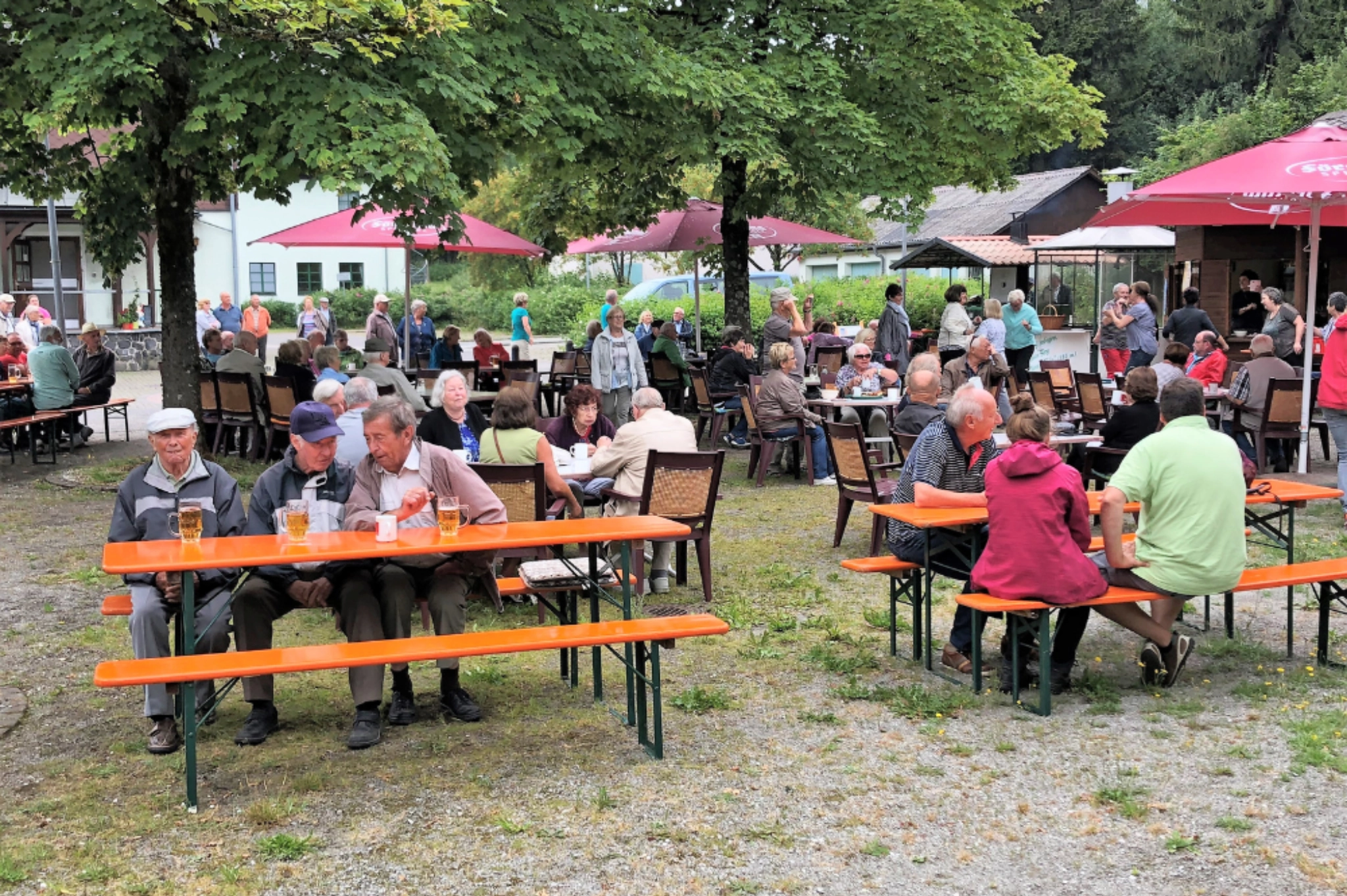 Blasmusik Thüringen Fanmoment. Zwei Musiker posieren mit Daumen hoch – Impressionen rund um Blaskapelle und Live-Musik.