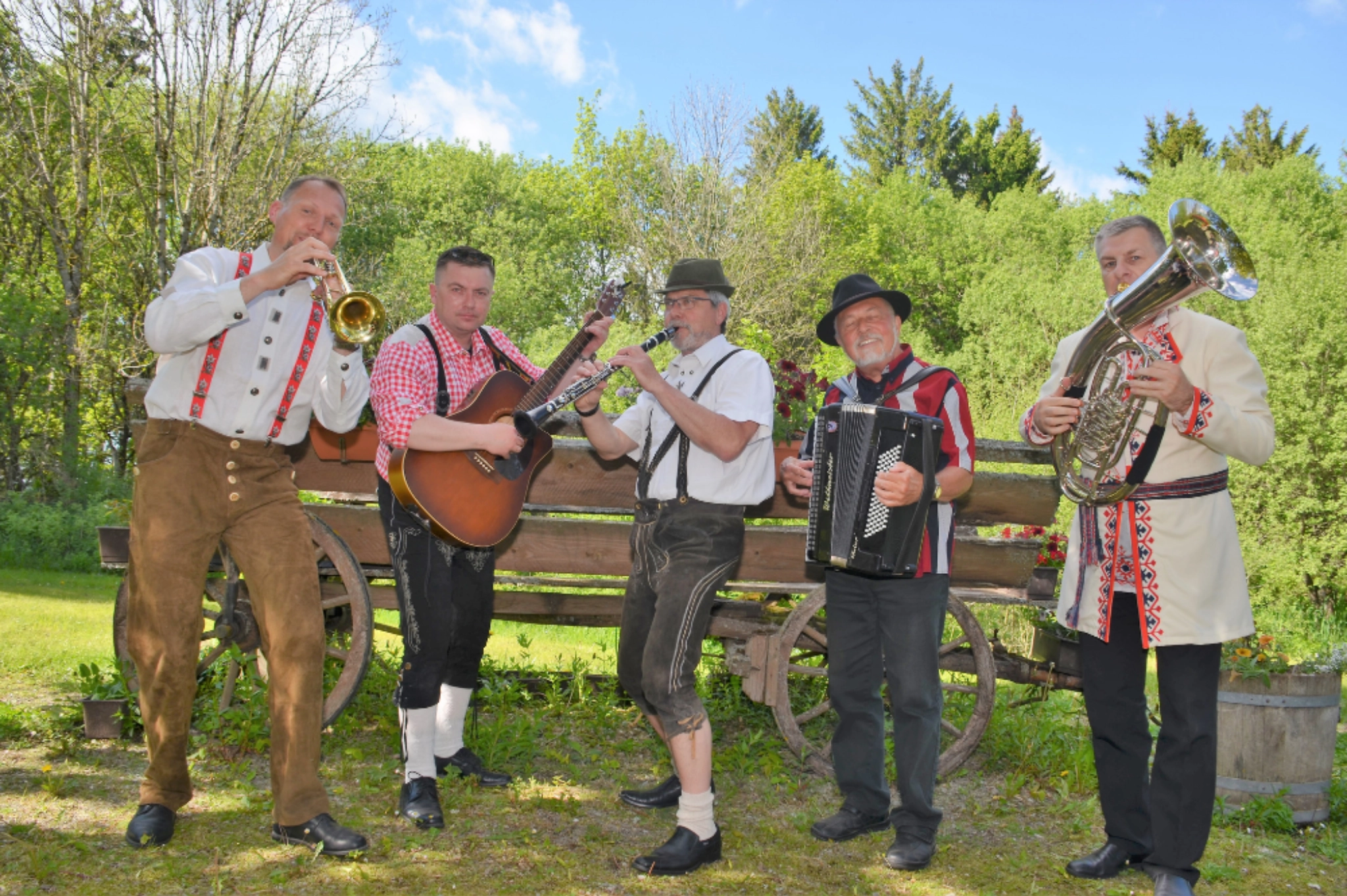 Blaskapelle Thüringen Gruppenfoto nah. Musiker mit Akkordeon, Klarinette, Trompete, Gitarre und Tuba – Blasmusik-Impressionen.
