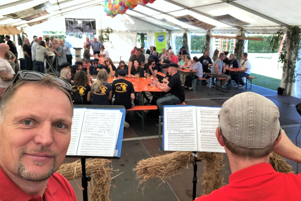 Blaskapelle Thüringen Ensemblefoto in Kostümen. Bläsergruppe mit Tuba und Trompete bei einer stimmungsvollen Blasmusik-Impression.
