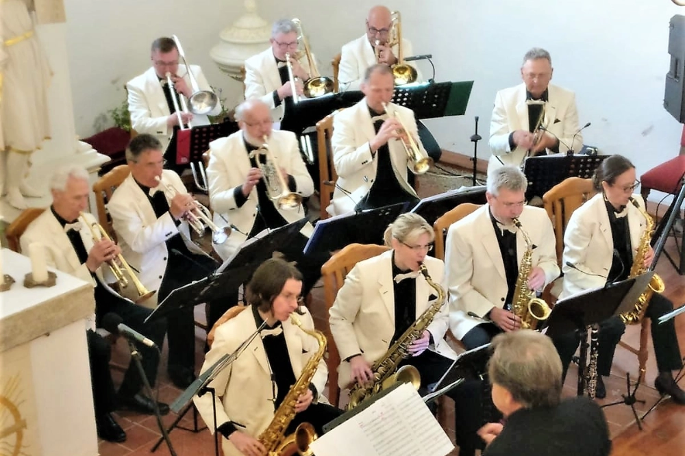 Orchester in der Kirche. Bläser und Saxofone im Ensemble – Blaskapelle Thüringen bei einem Konzert.
